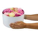 Box růžových květin zavřený